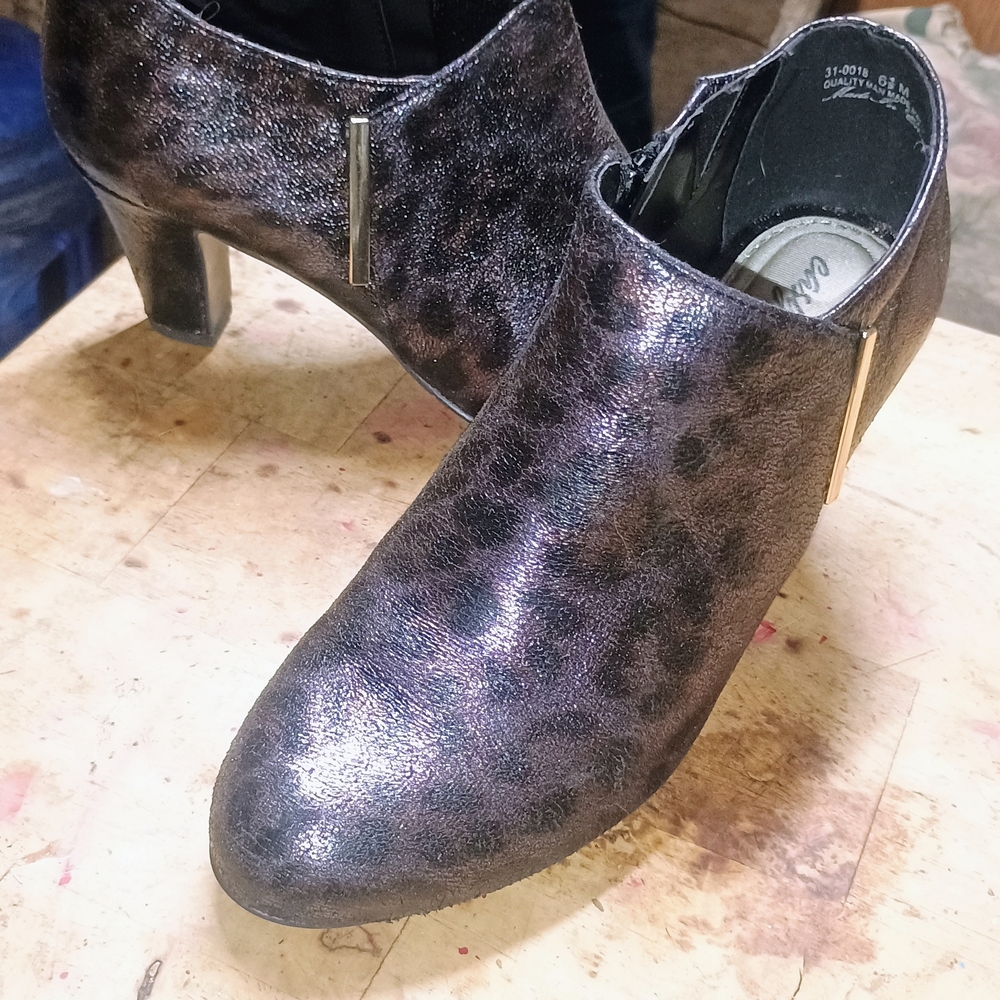 Sleek Black Heeled Boots with Rounded Toe